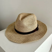 HAND-WOVEN RAFFIA FEDORA