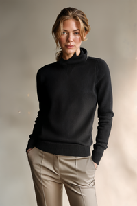MERINO HOODED PULLOVER IN BLACK